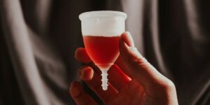 Une coupe menstruelle contenant du sang