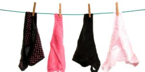 Des culottes menstruelles sèchent sur un fil à linge